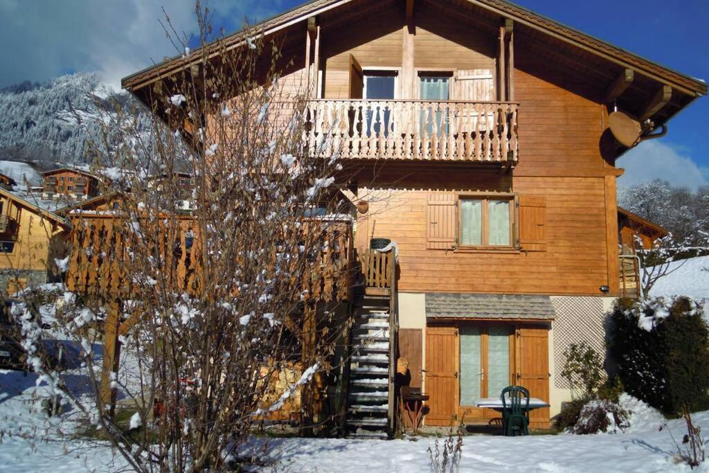 A4 km de Megève très joli studio avec jacuzzi ,vue sur les montagnes au calme Praz-sur-Arly Extérieur photo
