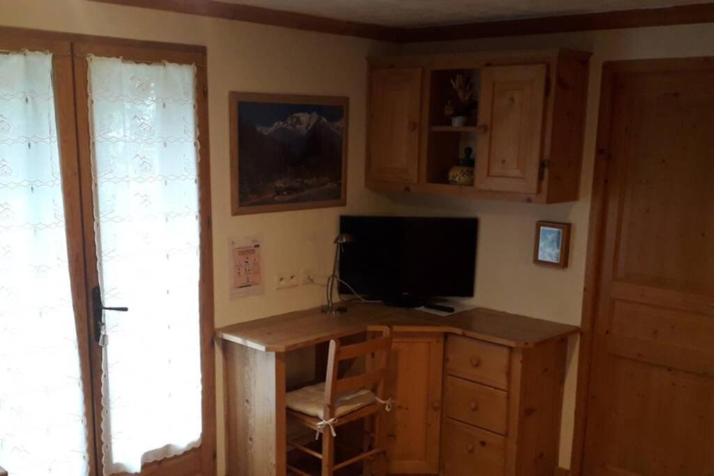A4 km de Megève très joli studio avec jacuzzi ,vue sur les montagnes au calme Praz-sur-Arly Extérieur photo