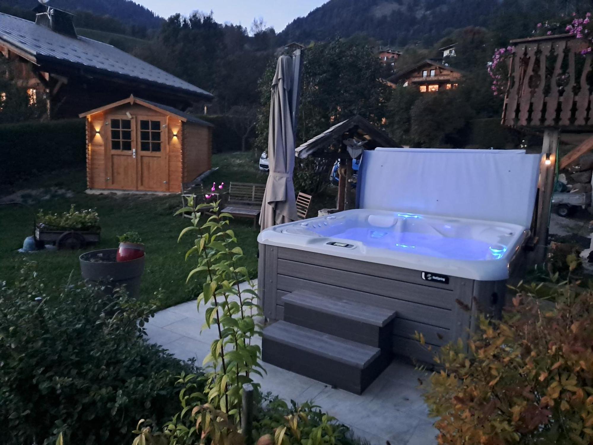 A4 km de Megève très joli studio avec jacuzzi ,vue sur les montagnes au calme Praz-sur-Arly Extérieur photo