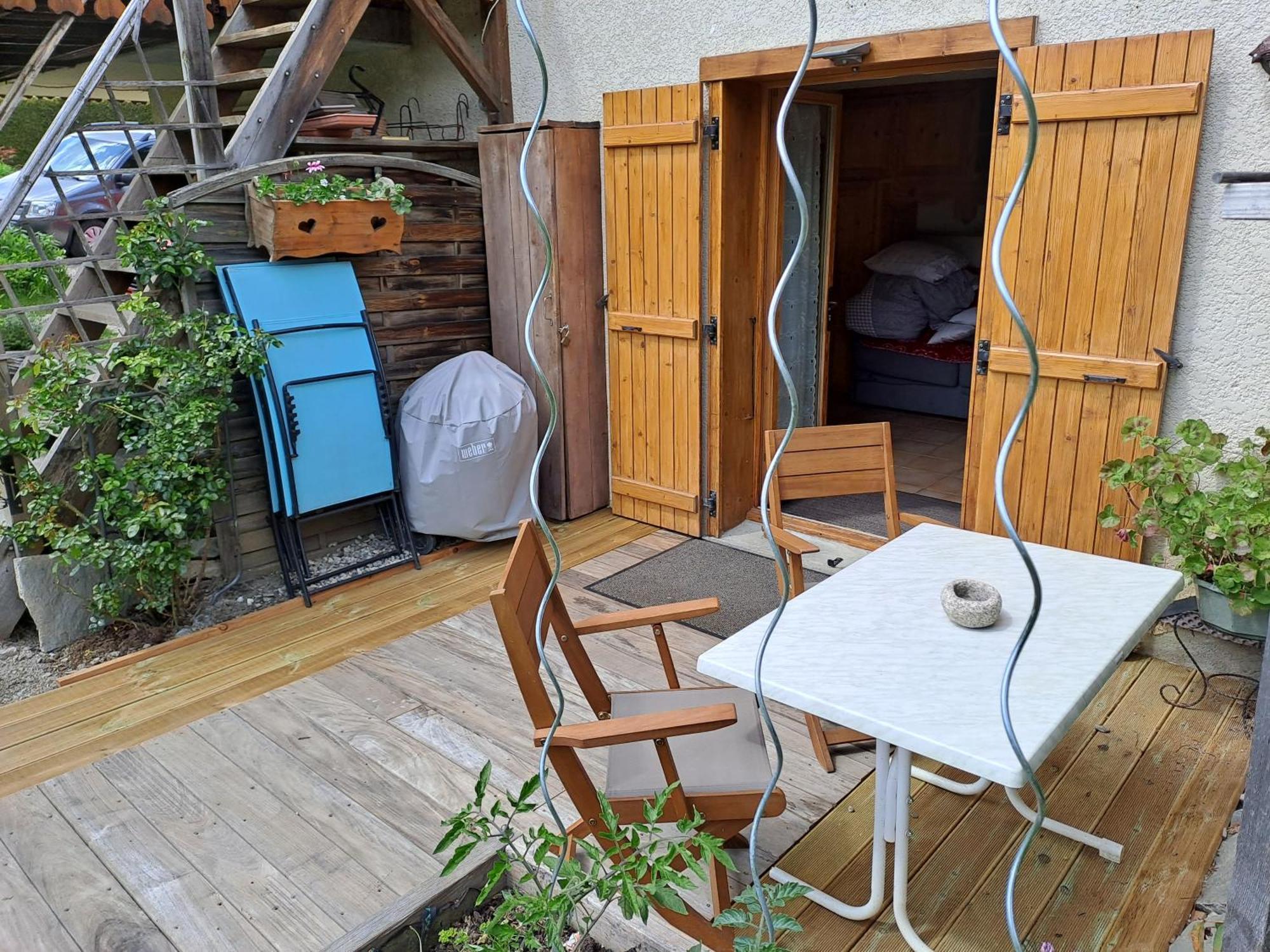 A4 km de Megève très joli studio avec jacuzzi ,vue sur les montagnes au calme Praz-sur-Arly Chambre photo
