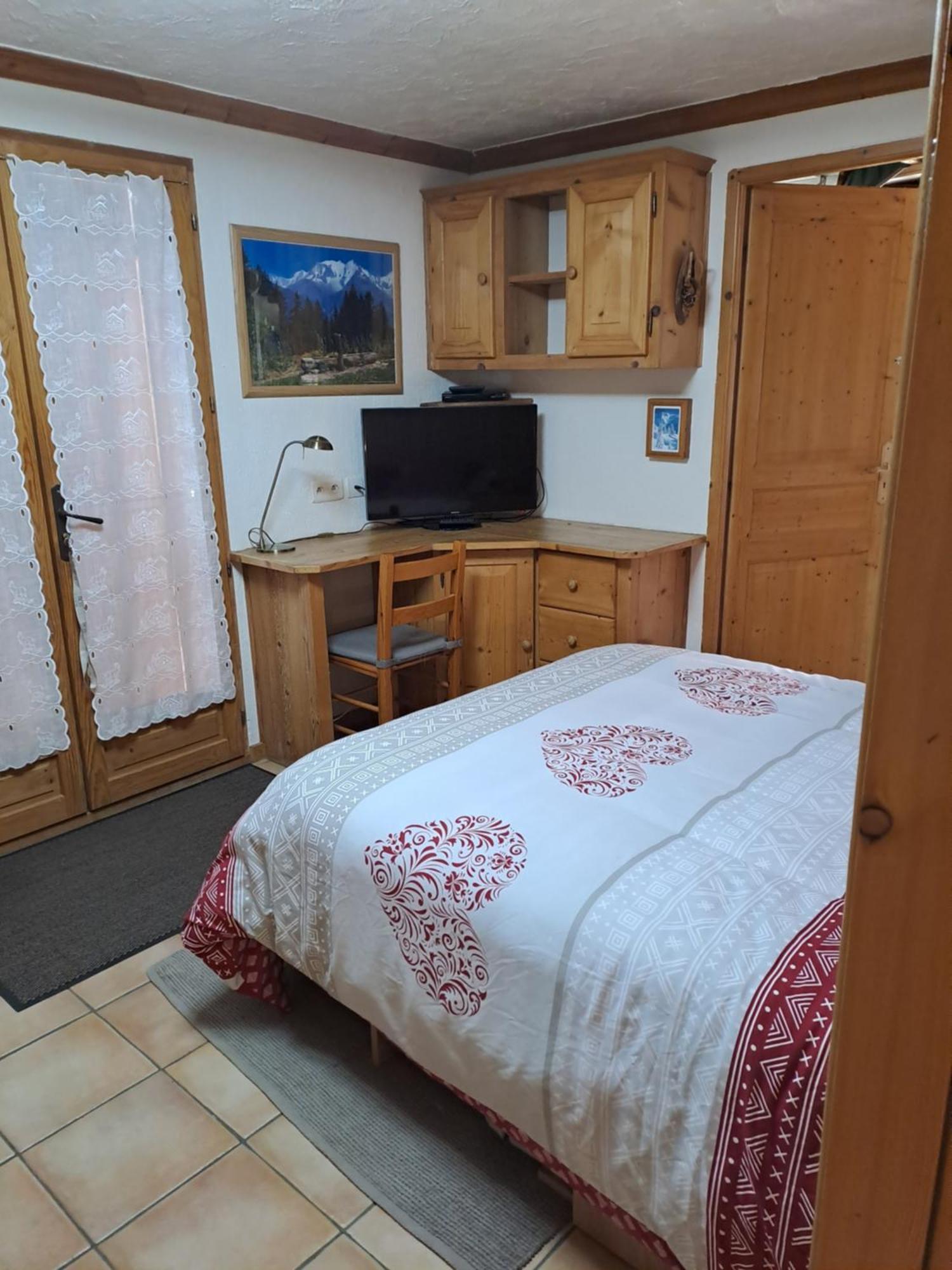 A4 km de Megève très joli studio avec jacuzzi ,vue sur les montagnes au calme Praz-sur-Arly Extérieur photo